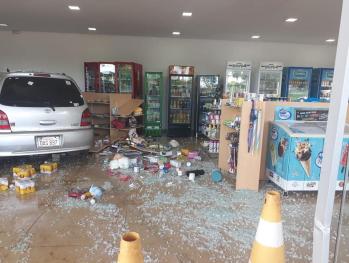 Vehículo destrozó minimarket en Hernandarias